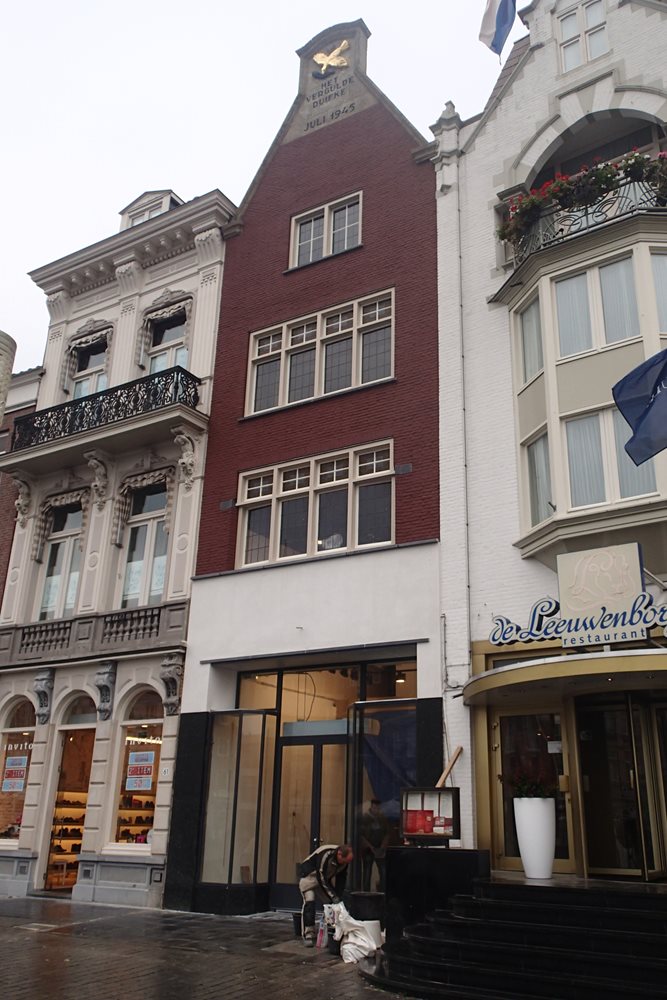 Buitenschilderwerk aan historisch pand Mark 59 